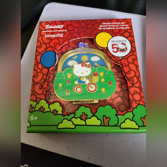 Sanrio Hello Kitty Limited Edition Pin - Picture 3 of 3